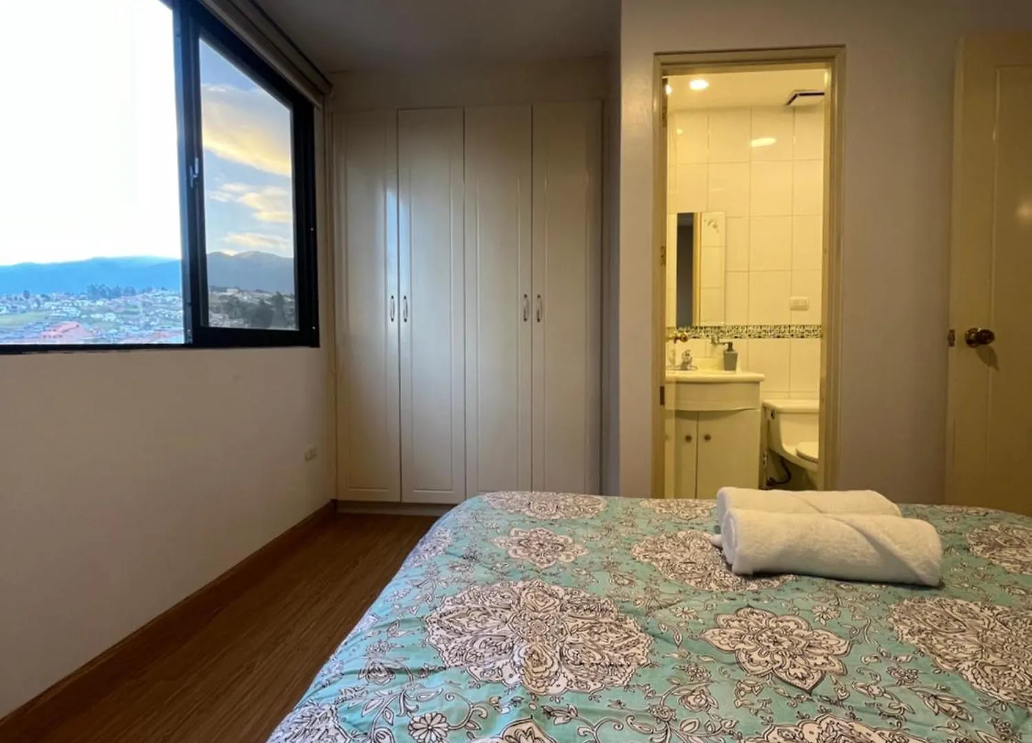Apartamento Enorme, 3 Habitaciones, Vista A Toda La Ciudad, Zona Exclusiva, Jacuzzi Cuenca