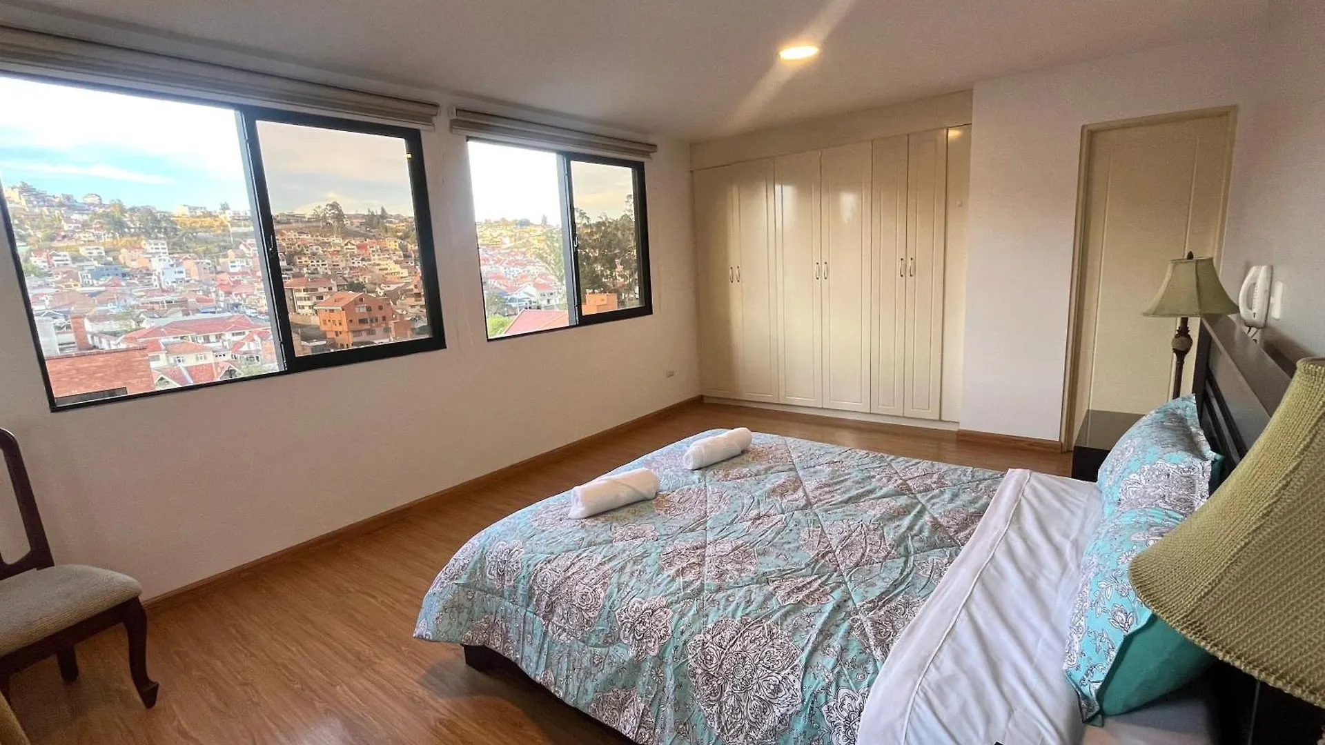 Enorme, 3 Habitaciones, Vista A Toda La Ciudad, Zona Exclusiva, Jacuzzi Cuenca Apartamento