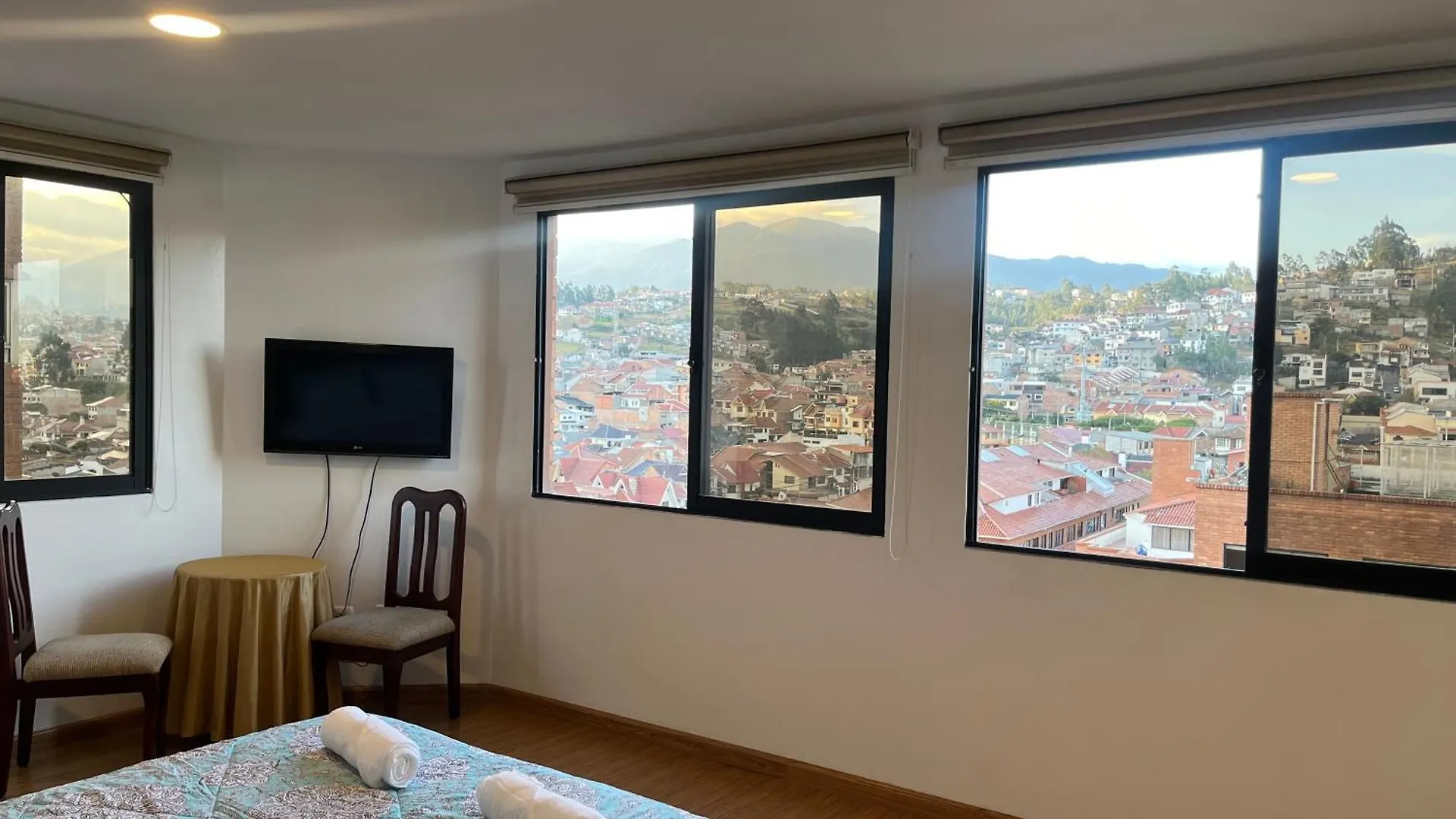 Enorme, 3 Habitaciones, Vista A Toda La Ciudad, Zona Exclusiva, Jacuzzi Cuenca