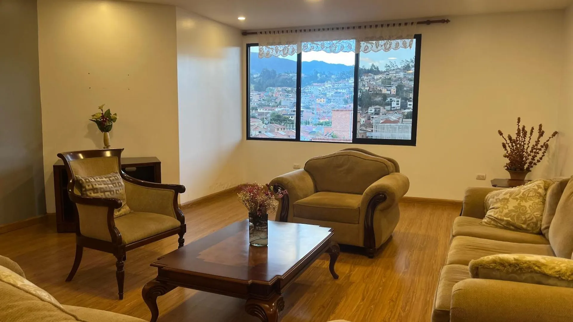 Enorme, 3 Habitaciones, Vista A Toda La Ciudad, Zona Exclusiva, Jacuzzi Cuenca Apartamento