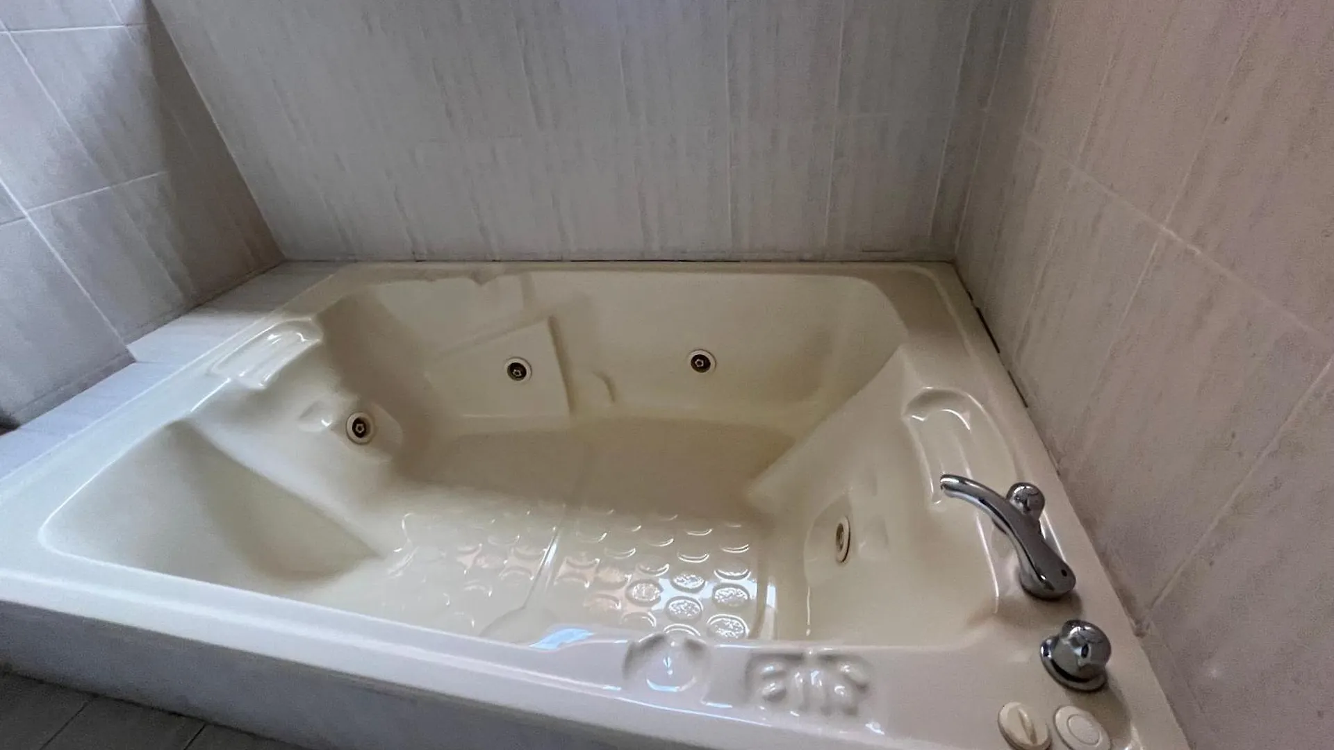 Enorme, 3 Habitaciones, Vista A Toda La Ciudad, Zona Exclusiva, Jacuzzi Cuenca