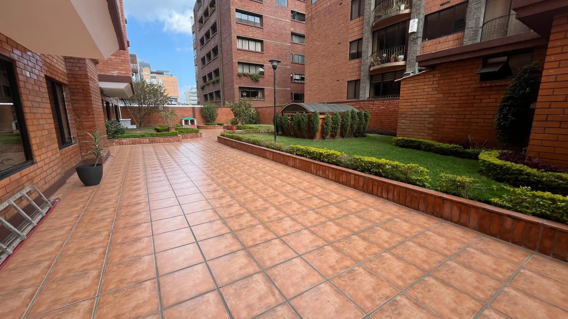 Apartamento Enorme, 3 Habitaciones, Vista A Toda La Ciudad, Zona Exclusiva, Jacuzzi Cuenca