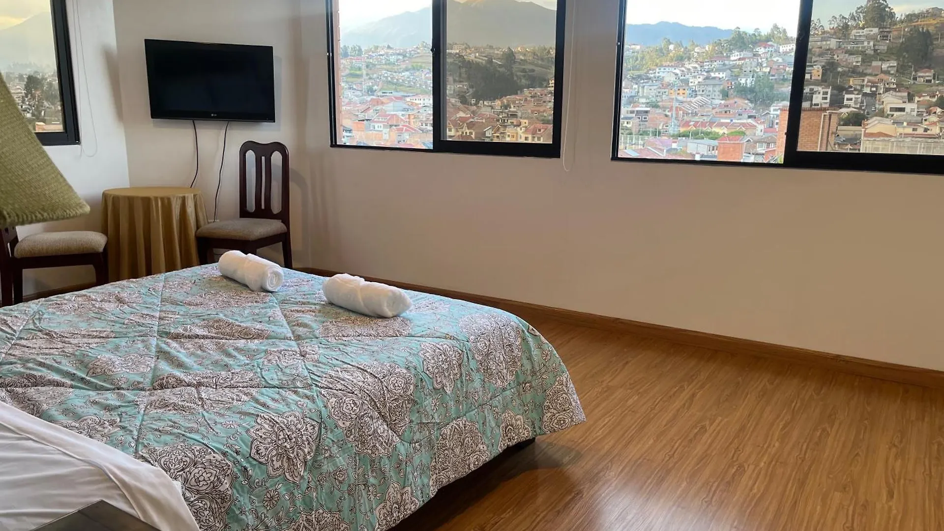 Enorme, 3 Habitaciones, Vista A Toda La Ciudad, Zona Exclusiva, Jacuzzi Cuenca
