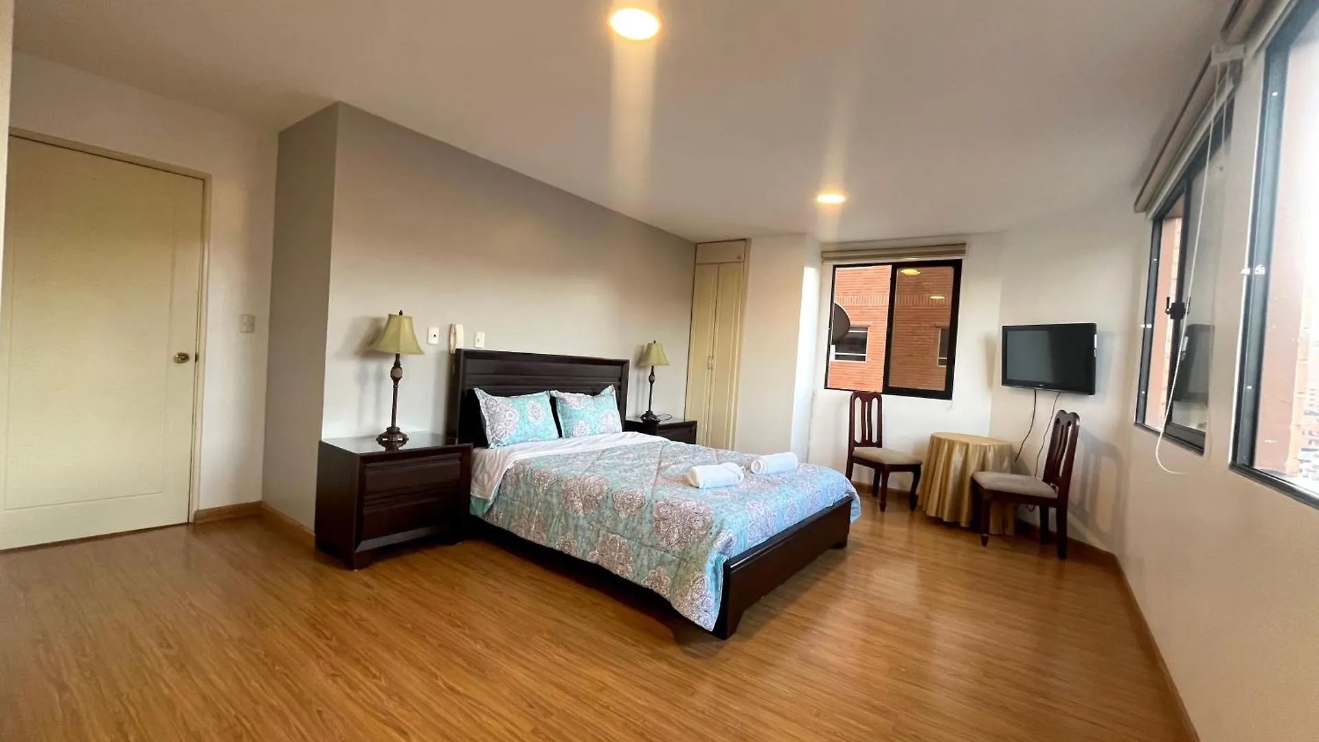 Apartamento Enorme, 3 Habitaciones, Vista A Toda La Ciudad, Zona Exclusiva, Jacuzzi Cuenca