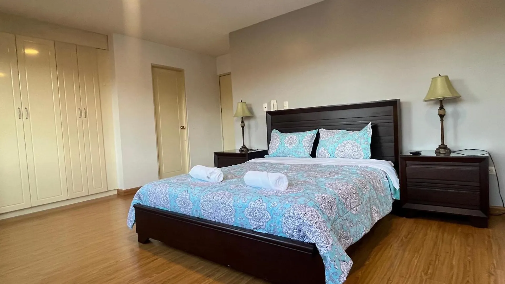 Apartamento Enorme, 3 Habitaciones, Vista A Toda La Ciudad, Zona Exclusiva, Jacuzzi Cuenca