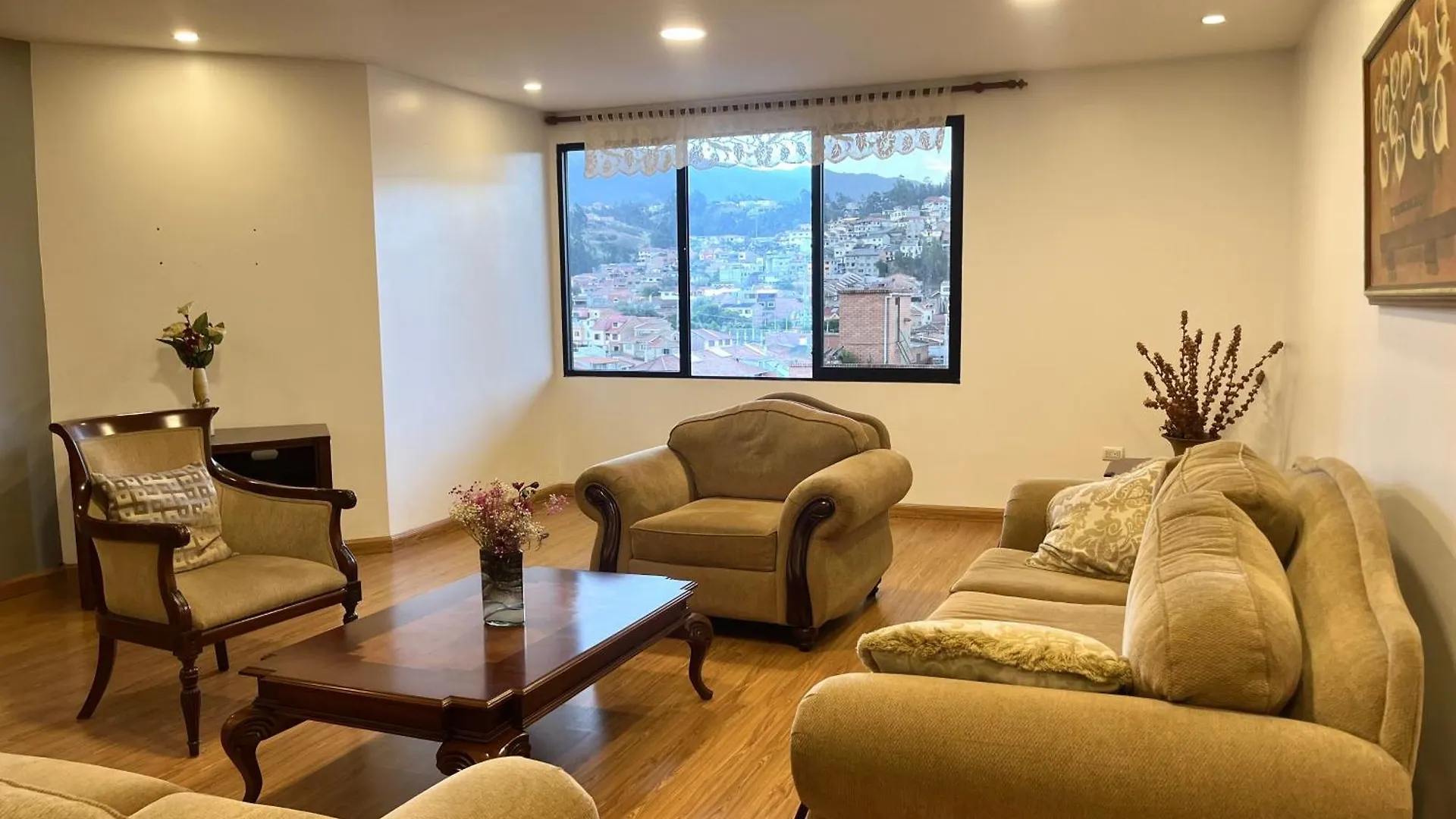 Enorme, 3 Habitaciones, Vista A Toda La Ciudad, Zona Exclusiva, Jacuzzi Cuenca Apartamento