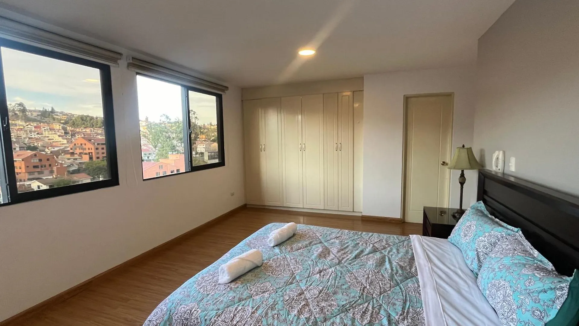Apartamento Enorme, 3 Habitaciones, Vista A Toda La Ciudad, Zona Exclusiva, Jacuzzi Cuenca