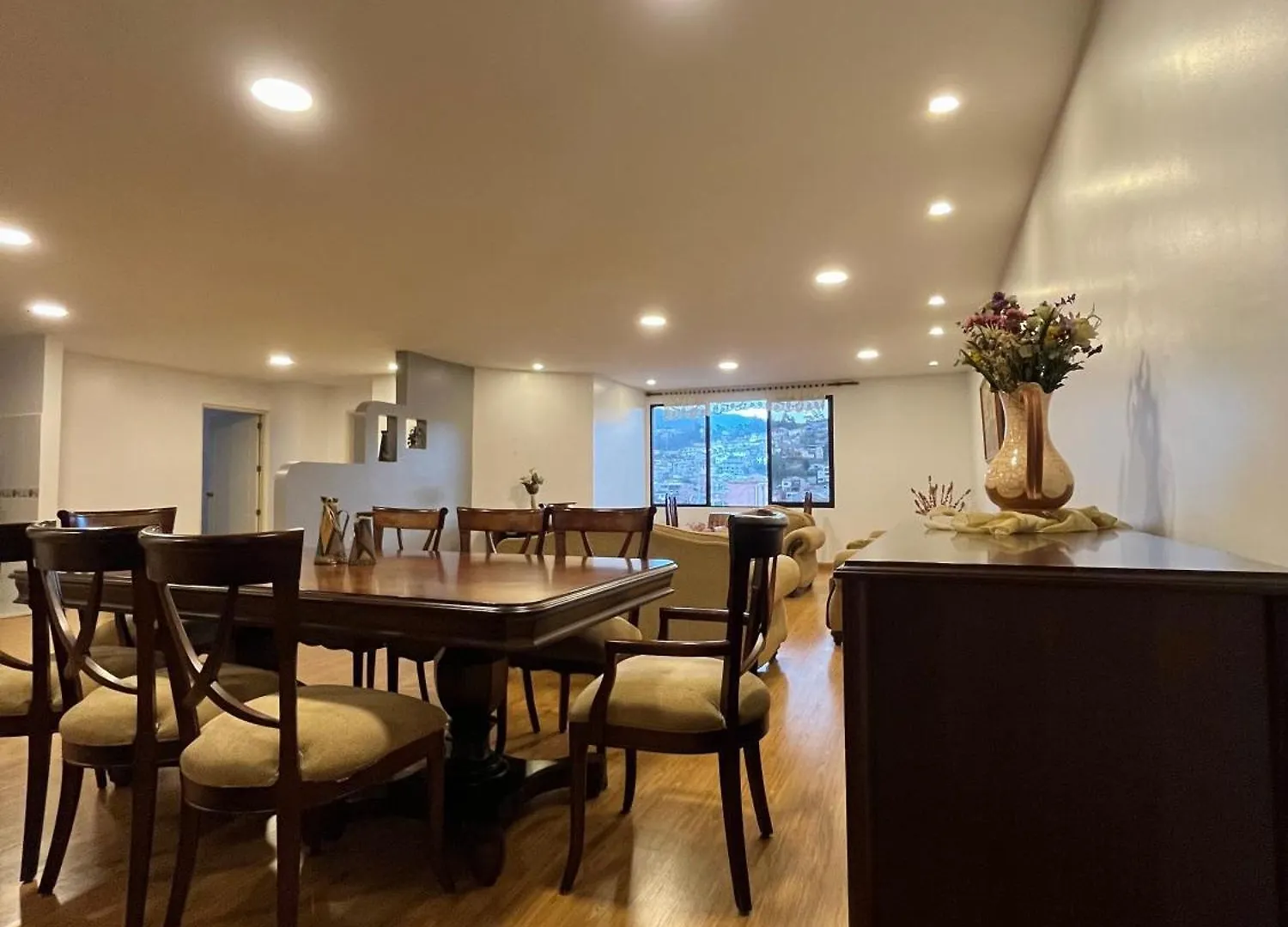 Apartamento Enorme, 3 Habitaciones, Vista A Toda La Ciudad, Zona Exclusiva, Jacuzzi Cuenca